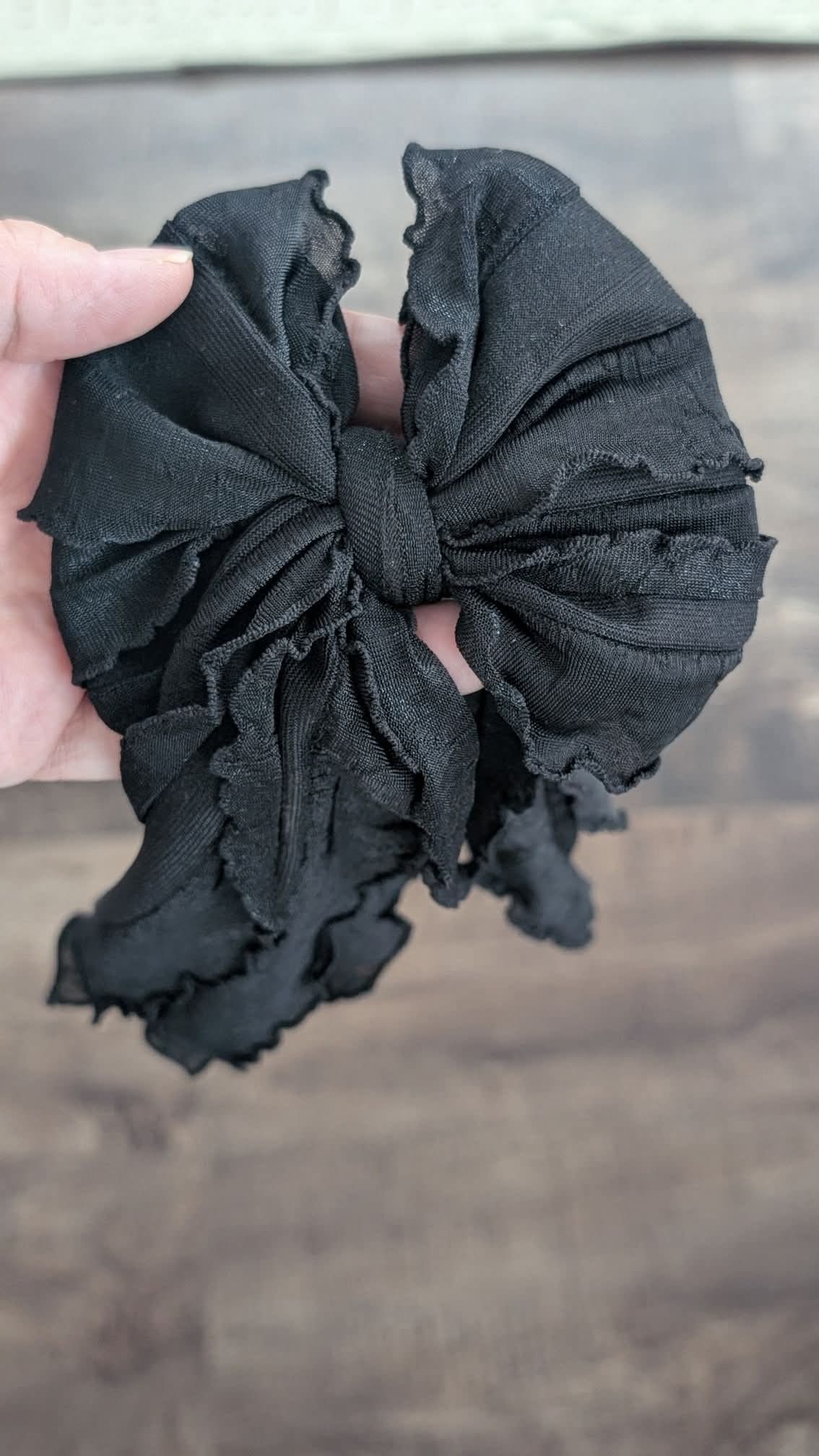 Black big ruffle ava 6in tail (RTS)